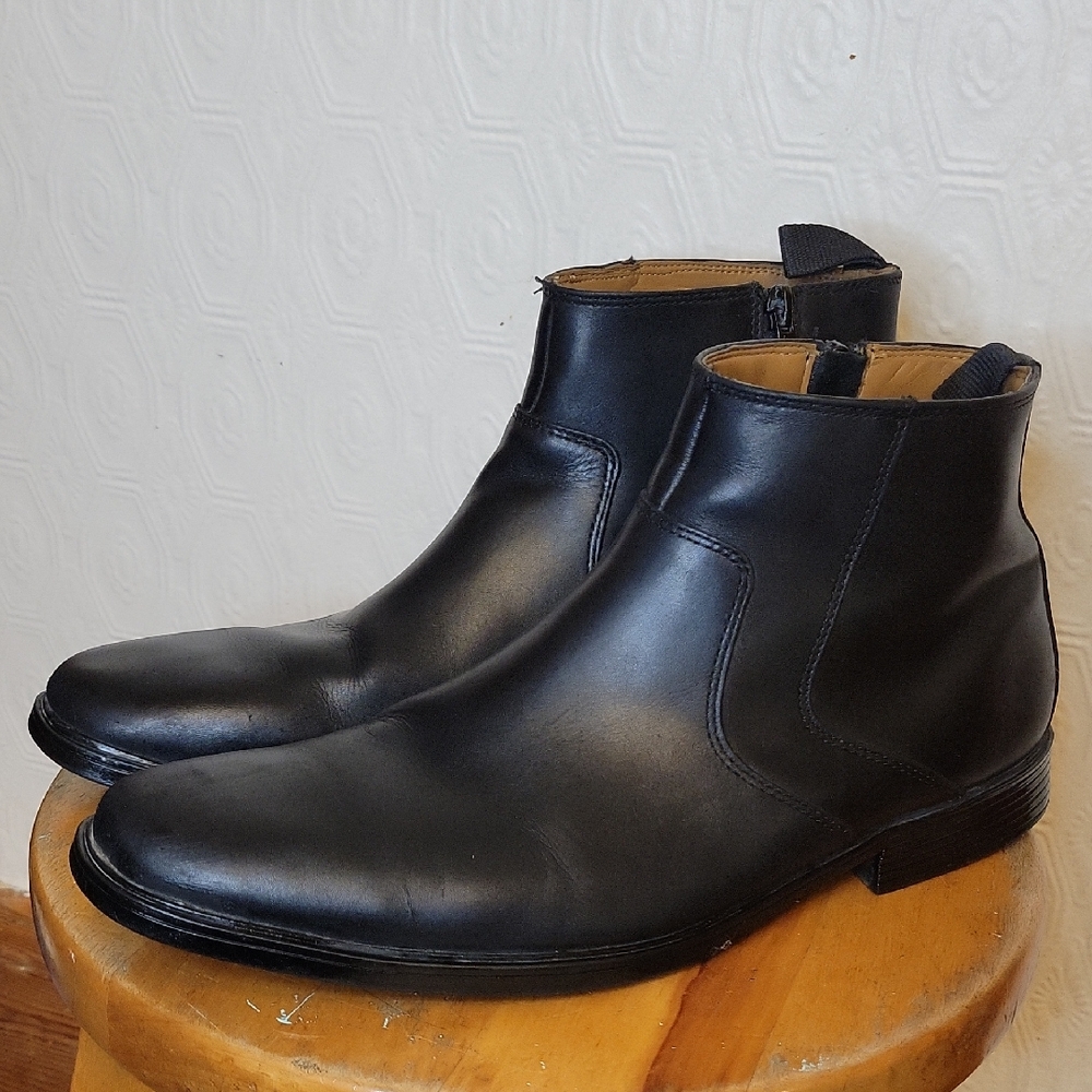Clarks Men's Black Leather Chelsea Boots — US 9.5 — Side Zip — Dress Boot - Picture 2 of 9